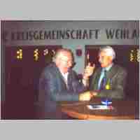 592-1210 Hauptkreistreffen 2002 Bad Nenndorf, Otto Daniel links im Bild mit einem Gast.jpg